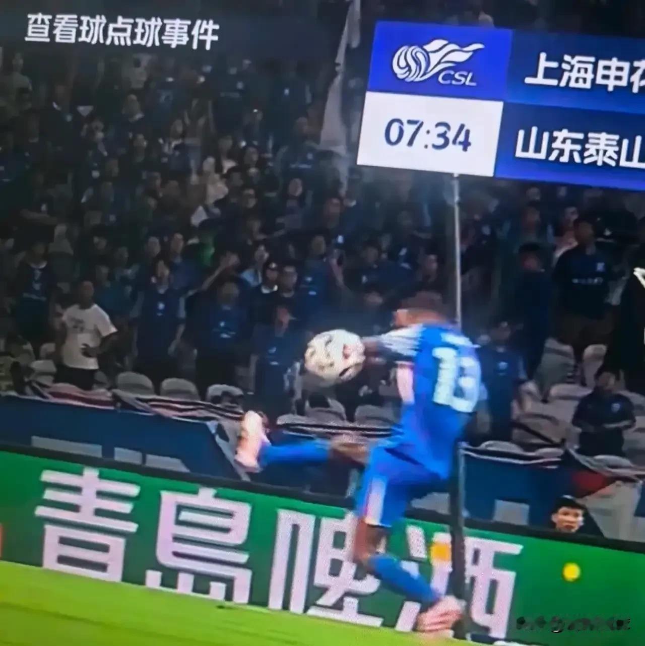 马纳法手臂伸展的幅度远高于阿奇姆彭，为何评议组说阿奇姆彭的手球应该判点球，马纳法