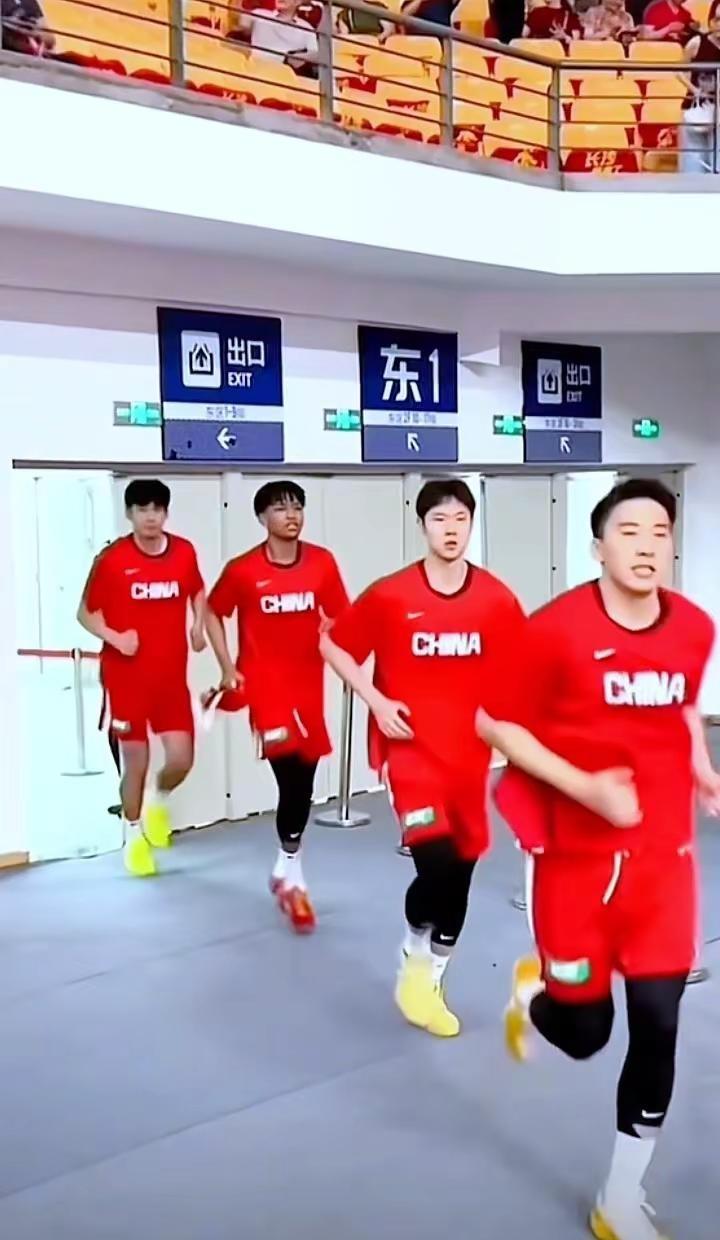 两大强敌轮番上阵，杭州迎来男篮硬核试炼！2026中国男篮热身赛 杭州奥体中心  