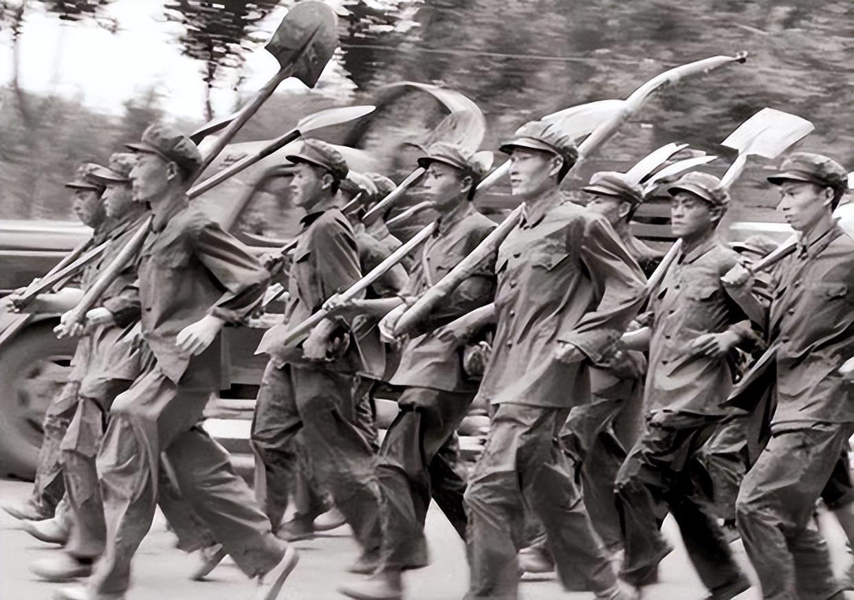 1950年冬，朝鲜战场上一支断粮的志愿军2营，在山道设伏炸毁十三辆美军卡车：他们