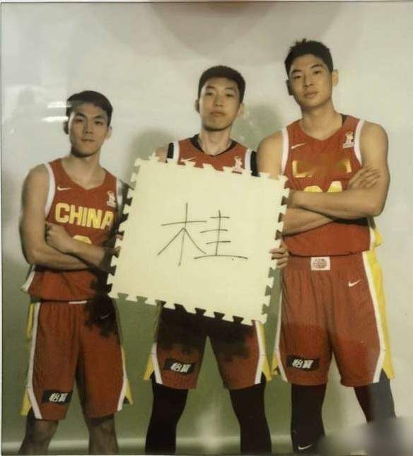 历史首次，三个广西老表在男篮国家队首发。今天亚运会1/4决赛中国男篮打沙特的比赛