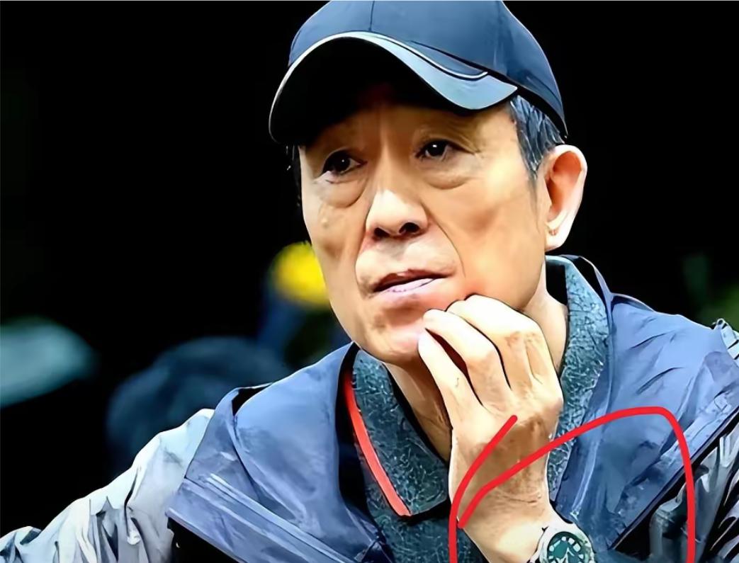 著名导演张艺谋现身北京一公园挖野菜，他戴着黑色鸭舌帽，穿着休闲，手上还戴着绿水鬼