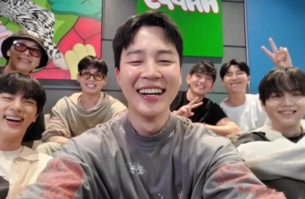 要老命了 来看防弹少年团全员合照 有没有你的理想型老公BTS全员直播 田柾国新纹