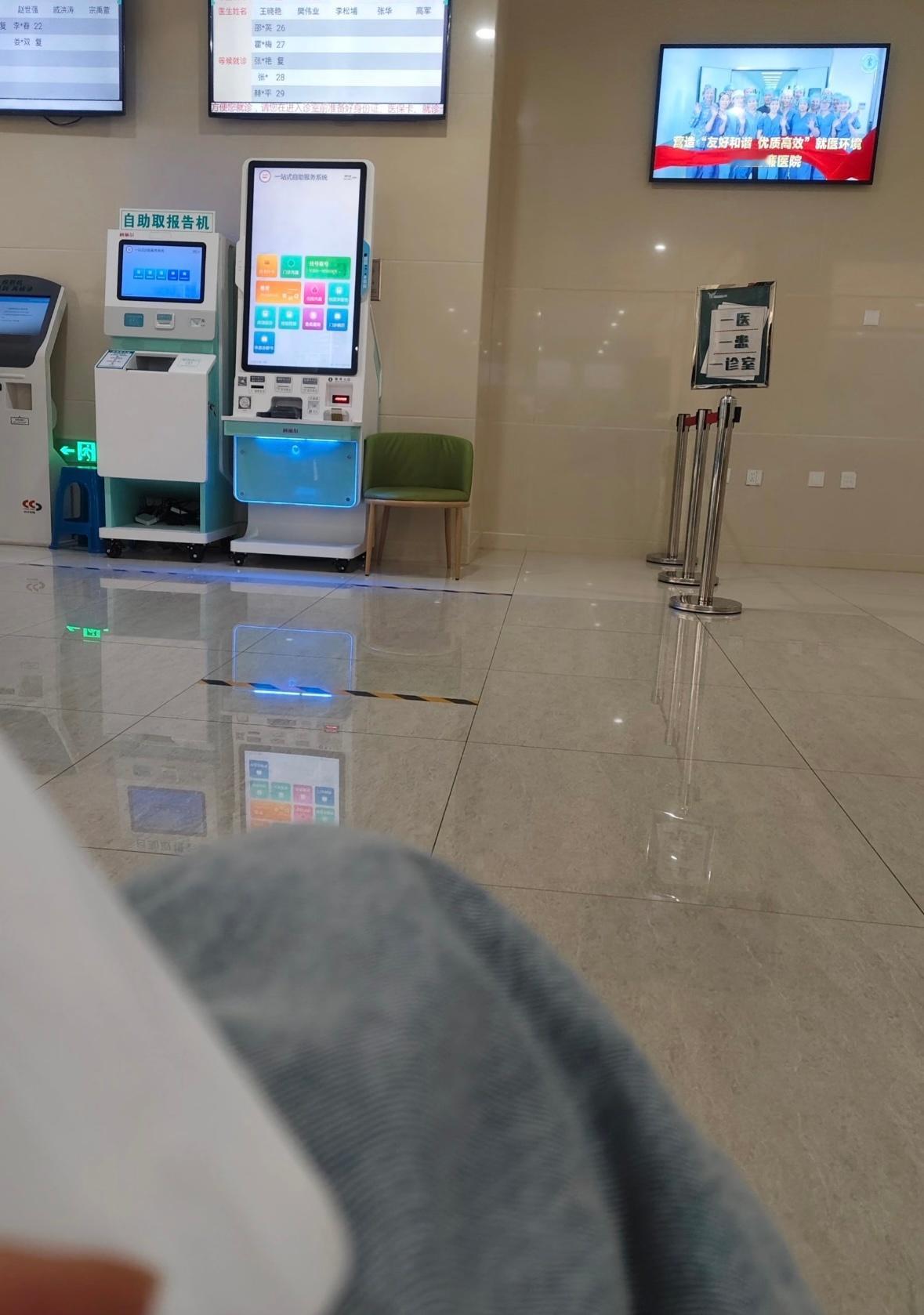 谢谢你 我的宝藏医生这届患者是懂送锦旗的去年冬天膝盖受伤需要手术，术前我紧张得整