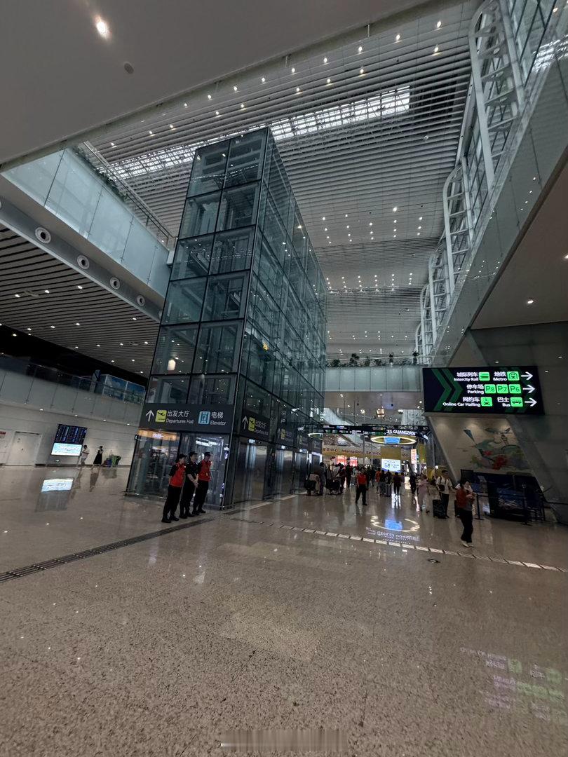 没人跟我说过广州T2这么大啊～  ​​​