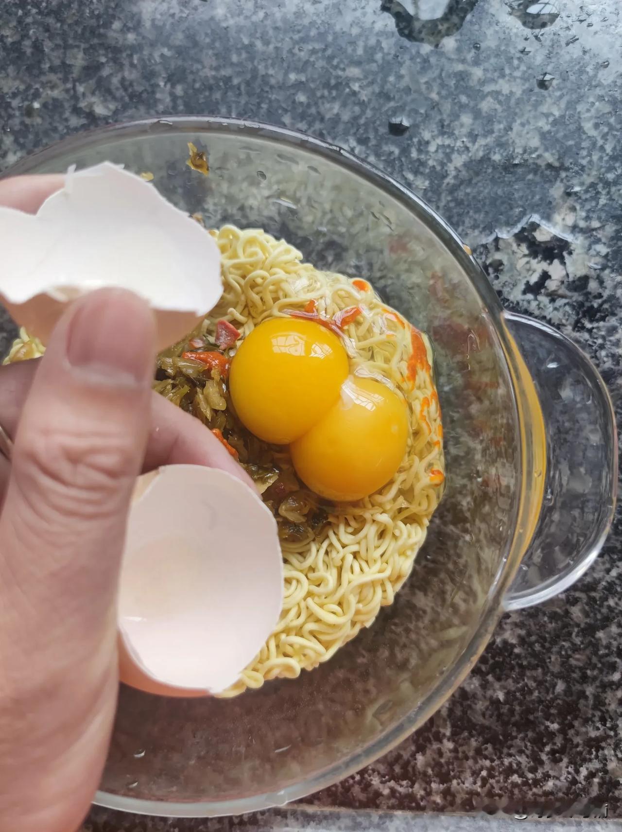 吃很久没吃泡面，加个鸡蛋，居然磕出了双黄蛋！