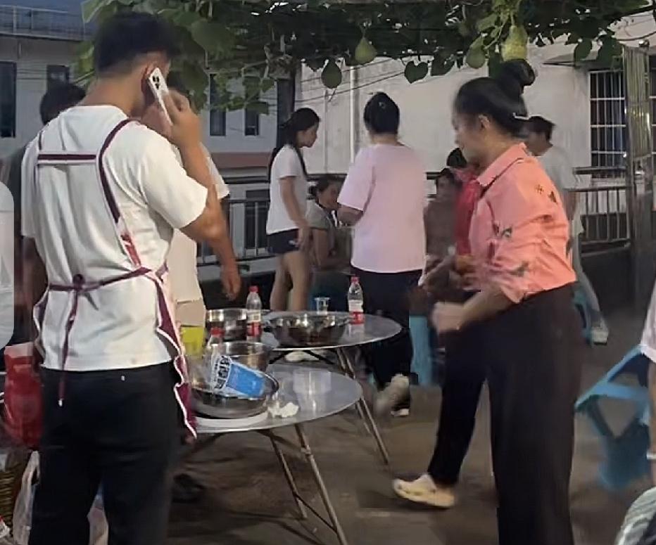 自闭症男童失踪4天被找回，父亲用最高礼仪接待搜救人员。

这是前几天发生在贵州凯