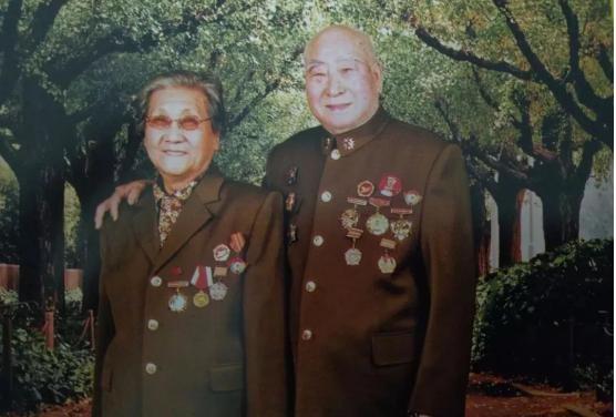 1943年，八路军政委秦光中弹倒地，两名伪军走过来就要补刀，秦光声音沙哑，轻轻说