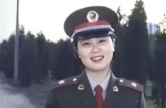 1989年，22岁的陈薇从浙大保送清华读研。在火车上，她爱上了比自己大十二岁的男
