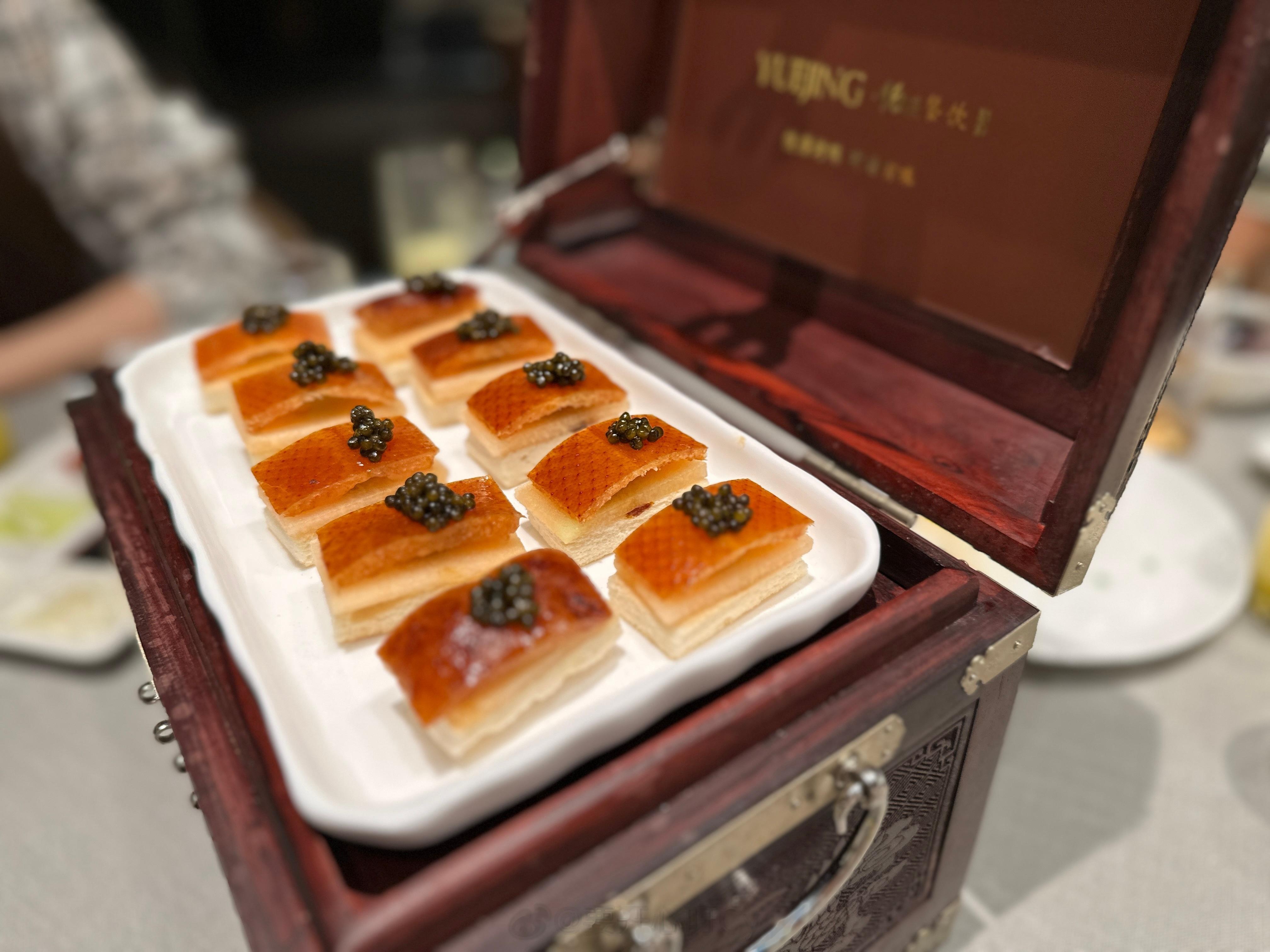 两年前总觉得衣帽间不够用，没圆了白色法式衣帽间的心愿，两年后终于终于装完了，突然