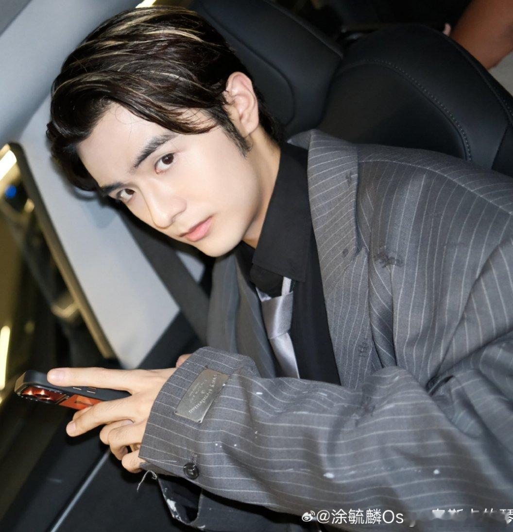 抓帅哥，确实帅吧！😎他说:新歌&MV已准备就绪作曲，导演都是他哦！