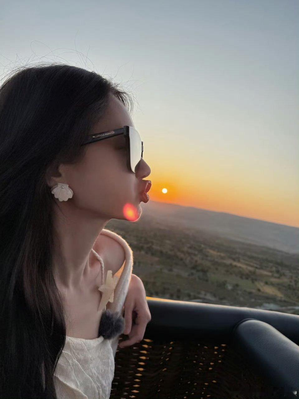 李一桐噘嘴比了个心姐姐妹妹抓娃娃晨光初染海平面，李一桐慵懒噘嘴瞬间“比心”！软萌