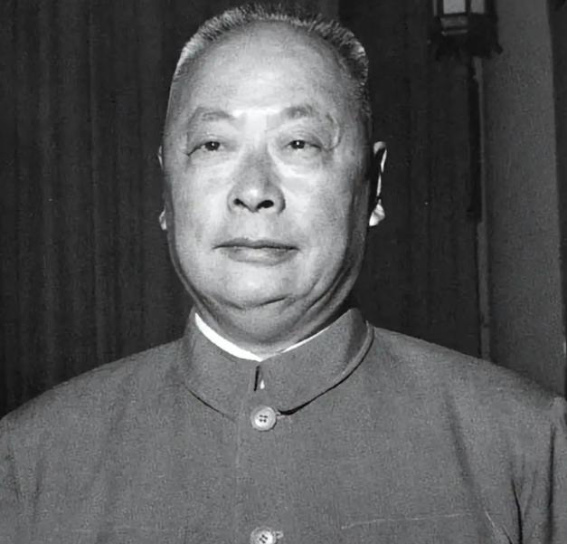上海刚解放特务黑帮作乱，陈毅无计可施，一名重刑在押人员却能稳住大上海



19