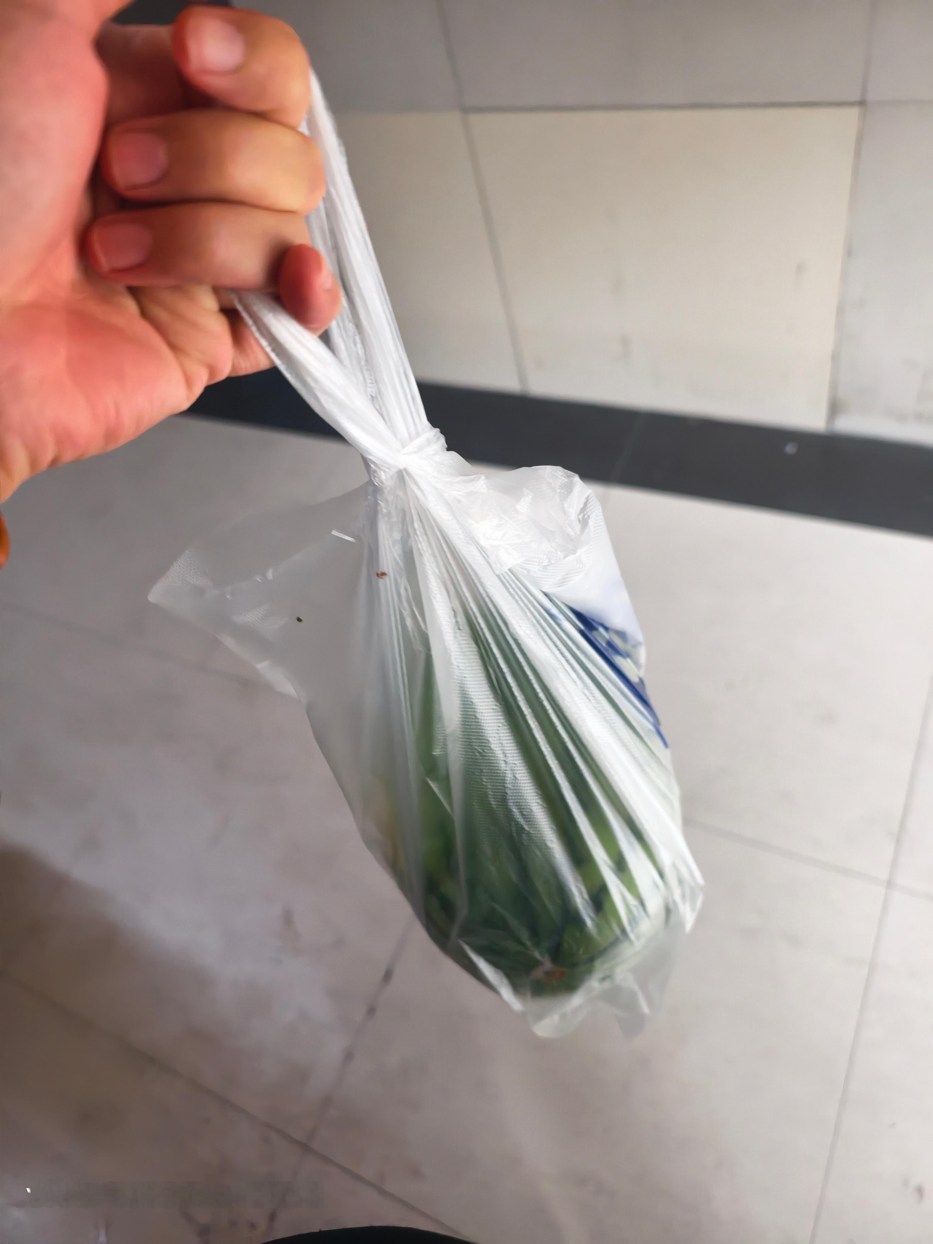 现在西瓜还没有完全下来，超市水果店卖的都很贵，只有路边摊卖的便宜些，今天买的这个