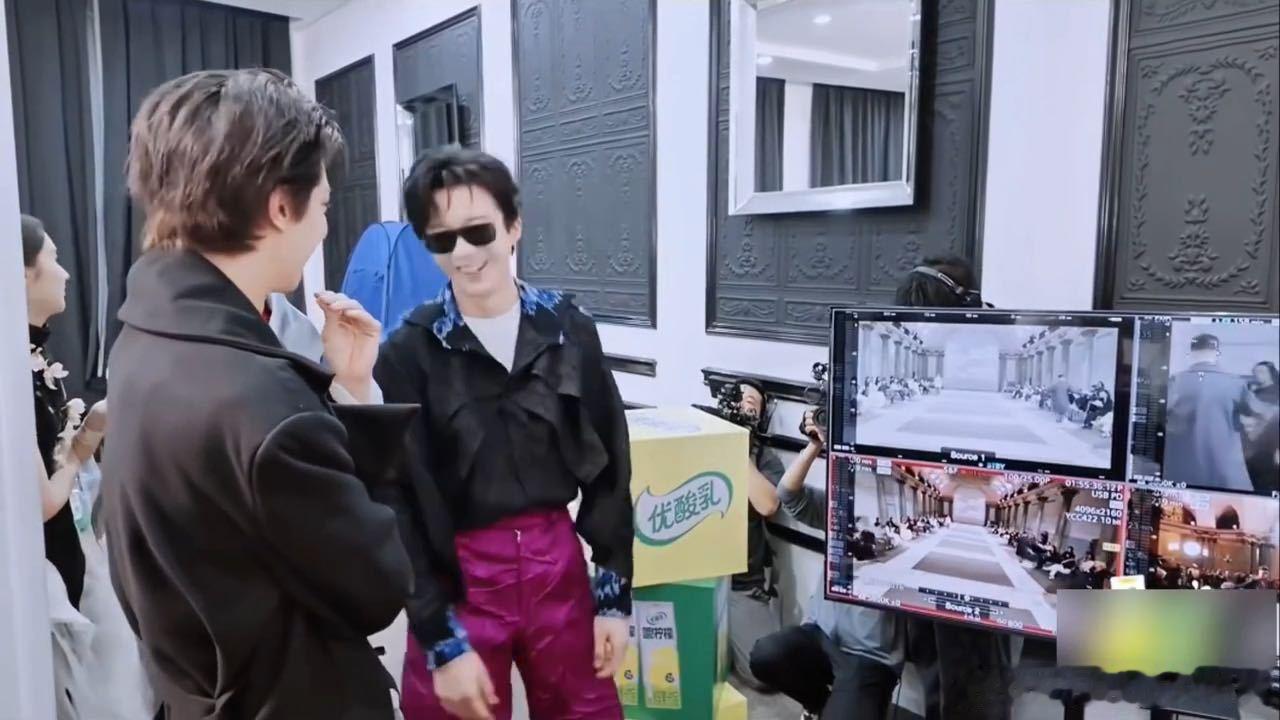 王玉雯说刘宇宁像设计师王玉雯说刘宇宁像服装设计师地球超新鲜 看刘宇宁走秀的时候一