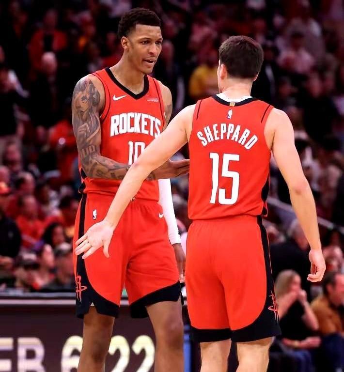 火箭主力控卫阿门伤了，谁想到顶替他的谢泼德竟然半场轰下20分，直接把国王打花，火