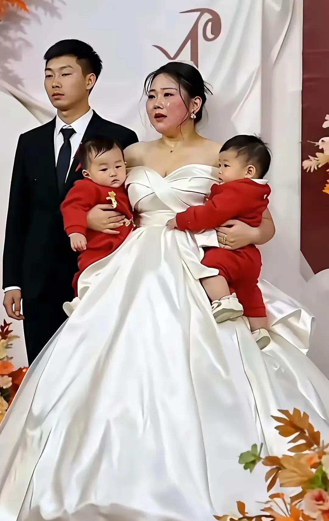 结婚心中喜，
花钱十万几。
新郎自高兴，
提前得俩子。
叫声爸和妈，
温暖藏心里