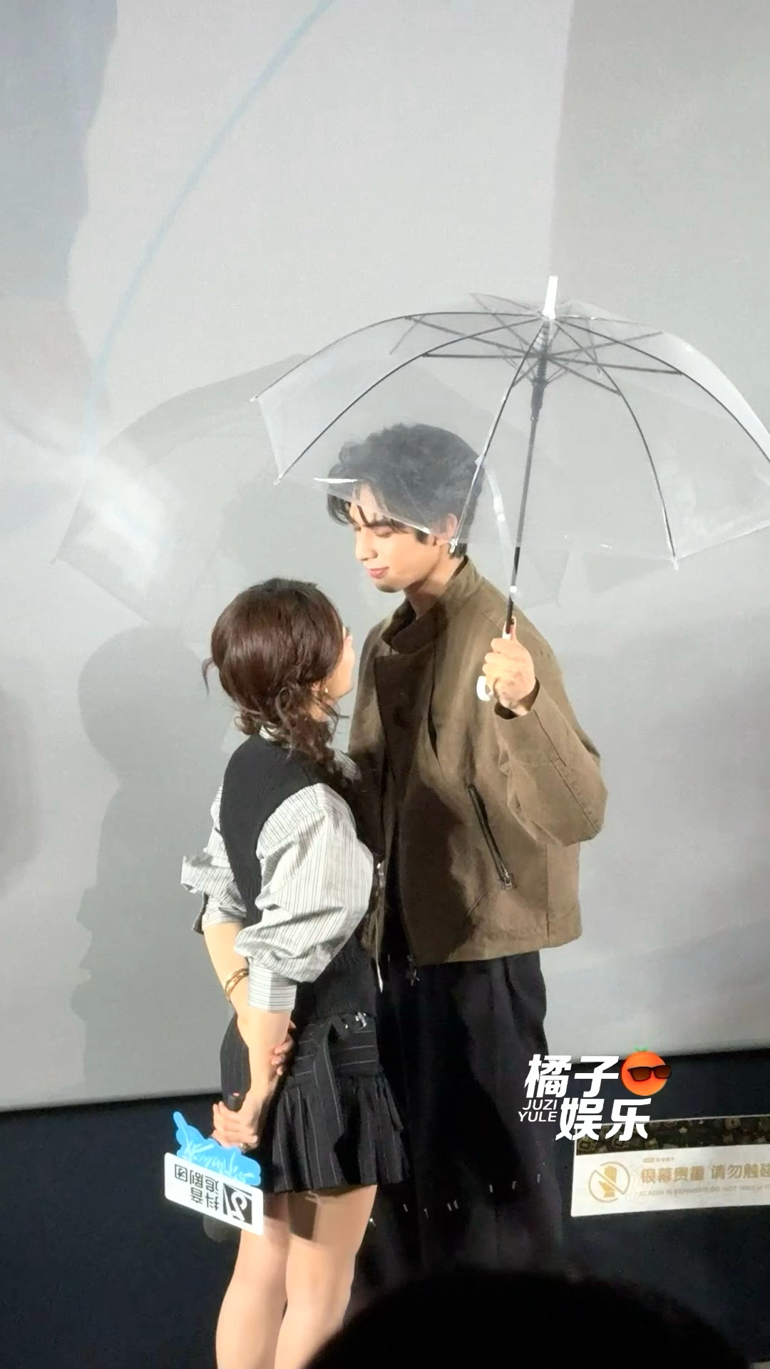 我们龙麦撑伞对视还互试脸颊温度“我想感受一下温度”“我也想试试温度”宋威龙赵今麦