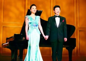 [浮云]2008年，40岁的王宏伟在新疆演出时，有人给他介绍了个女孩子，比他小1