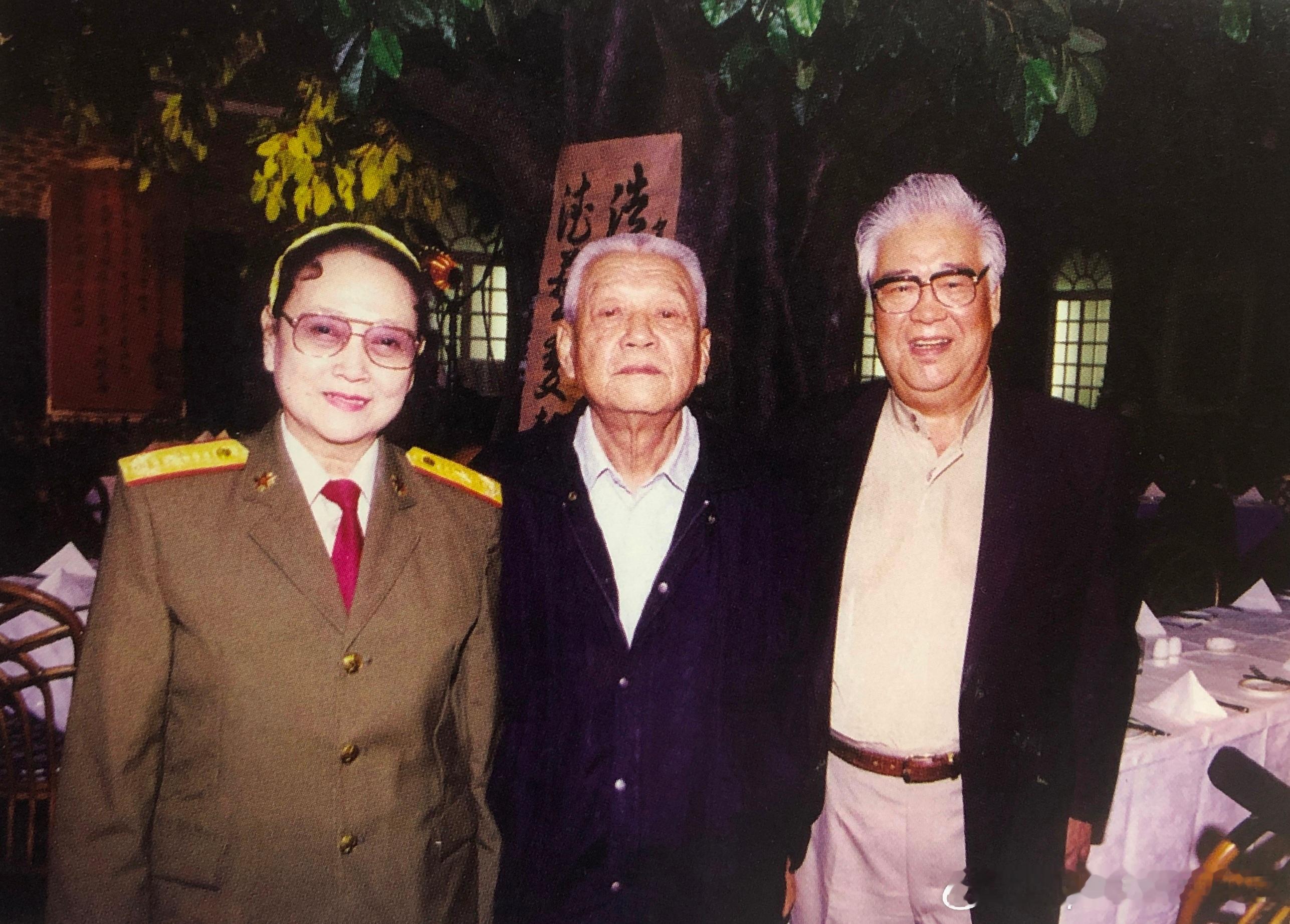 2003年王晓棠参军从艺50周年研讨会上，王晓棠、严寄洲和于洋合影历史影像 ​​