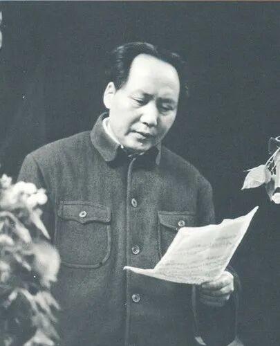 “人民，只有人民，才是创造世界历史的动力。”这句话是在洛杉矶的一户人家里，墙上挂