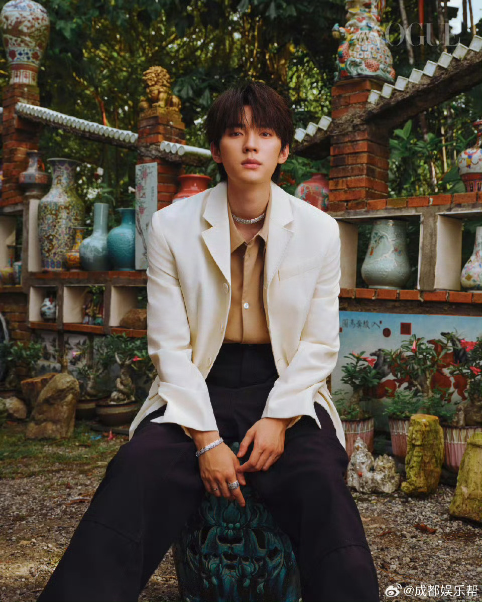 半个娱乐圈齐聚峨眉山 今日，半个娱乐圈齐聚峨眉山。刘诗诗、虞书欣、成龙、周冬雨、