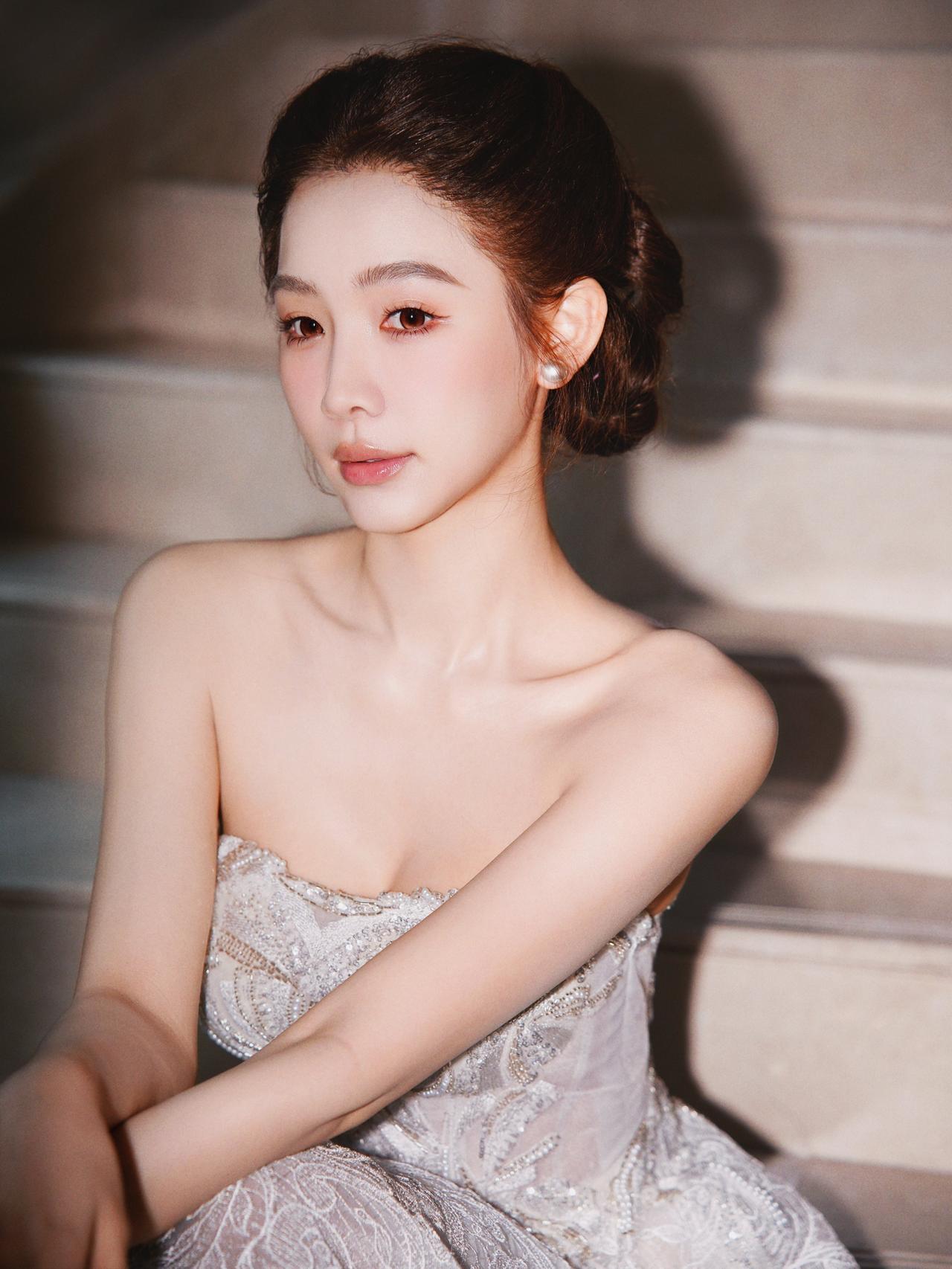 张南文荣奖造型，抹胸蕾丝白纱裙，温柔得像古堡里的月光少女