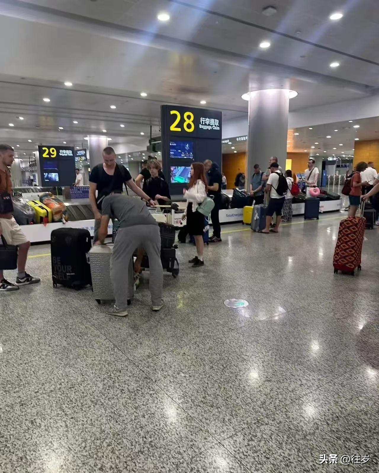 昨天深夜，上海浦东机场哭声一片，叹气声不断。因为几架飞往中东的航班在空中飞了六七