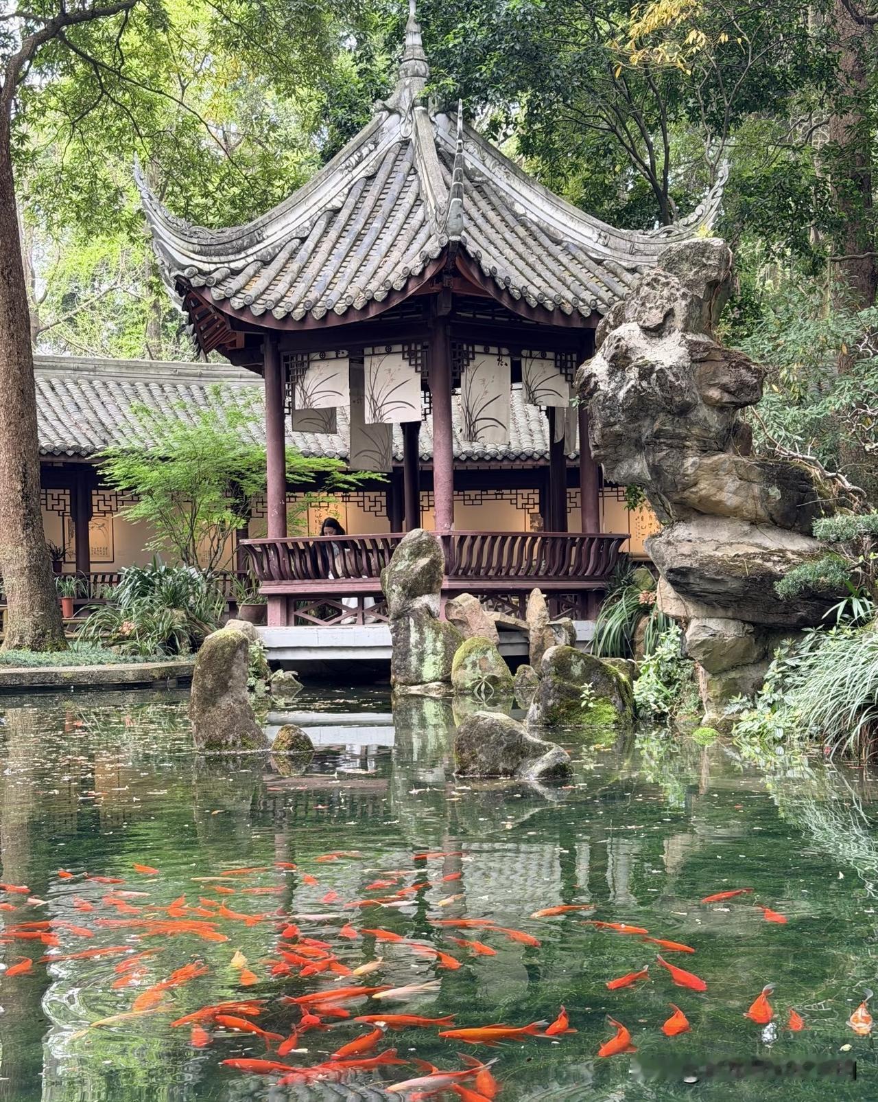 近日，成都一位28岁的外贸公司女员工很是纠结，不知要不要与失业老公离婚的纠结。