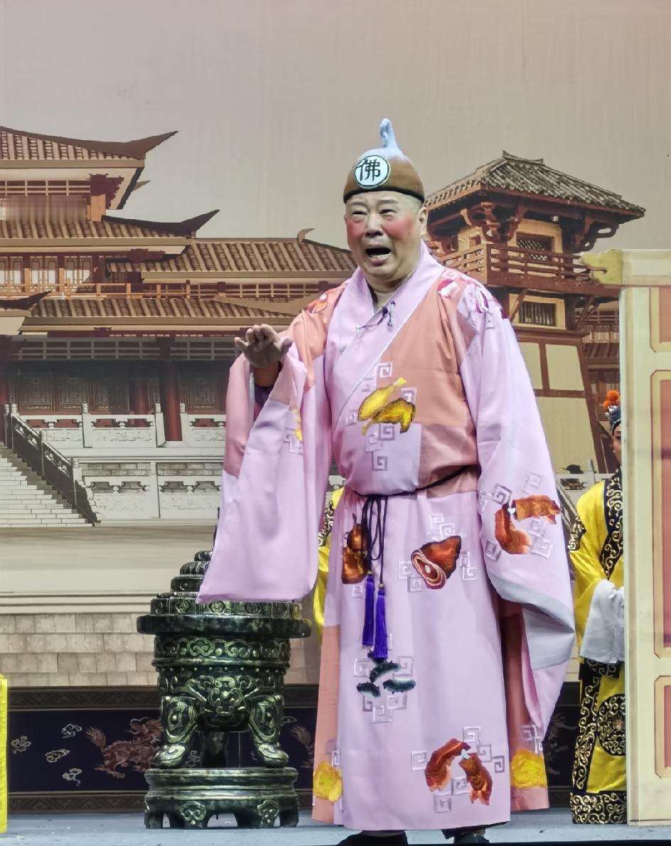 郭德纲 53 岁为何还要登台？ 
查了一下才知道，
这次出事的压根不是相声，是郭