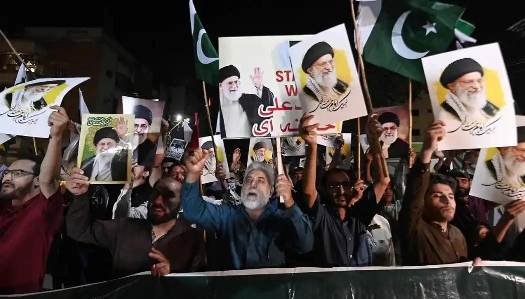 3月1日，美伊冲突的风险已经外溢，哈梅内伊去世的消息传出后，巴基斯坦民众怒发冲冠