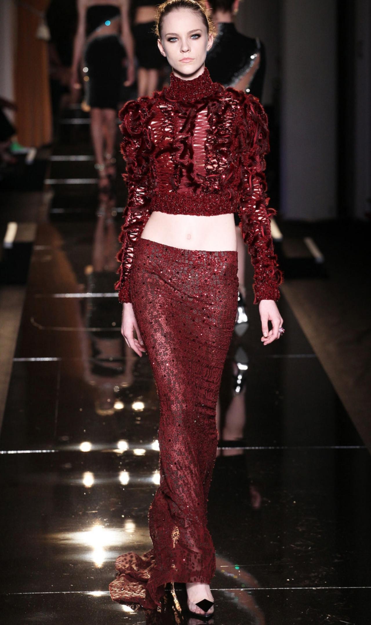 Versace 2013秋冬高定系列，塑造出独一份的冷艳御姐风高级气质。打破大众