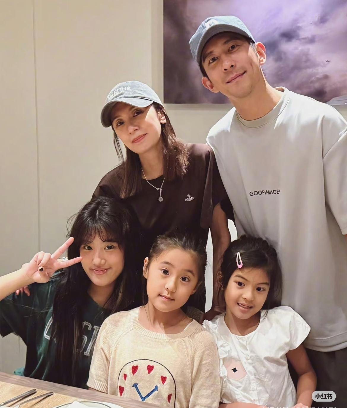 修杰楷被警方抓走
还是当着自己孩子的面前被抓
贾静雯的心估计碎了吧，本来她的感情