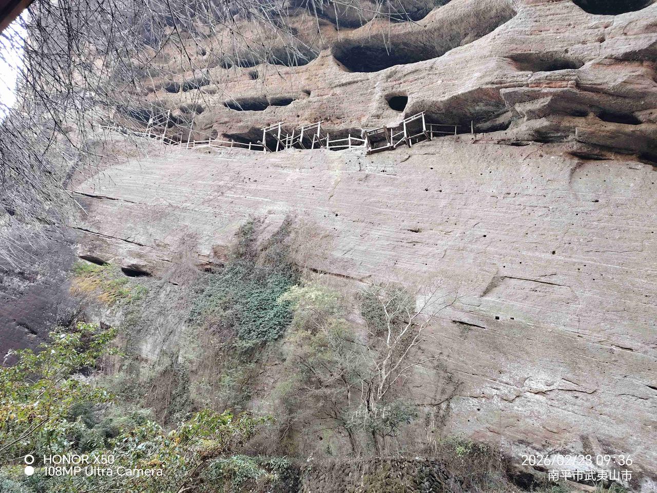 我的今日状态：🏝️旅行度假
我这里的天气：🌤️多云武夷山崖居遗构