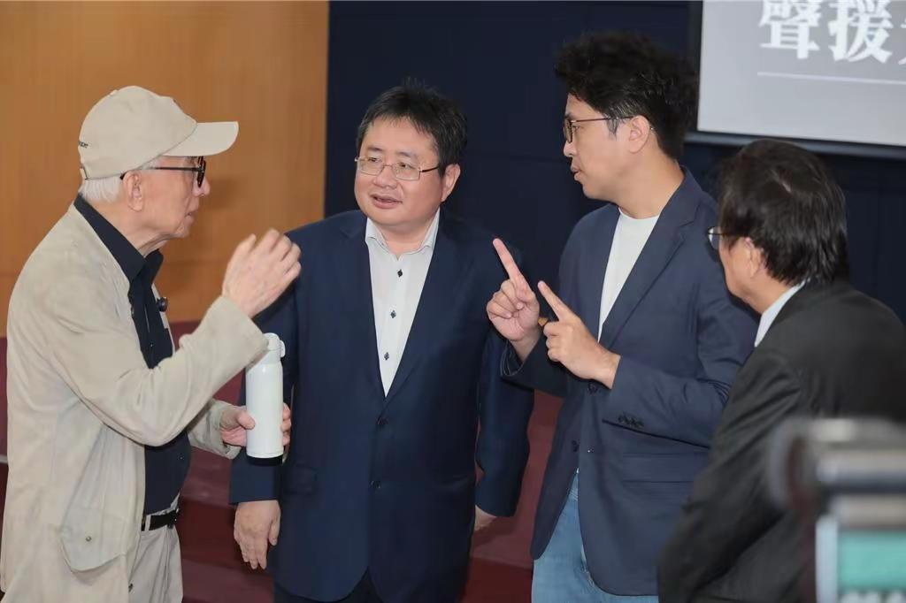 熊臭味相投！沈伯洋曹兴诚大罢免后首度同台，陈挥文狠酸：熟悉的味道最对味！
   