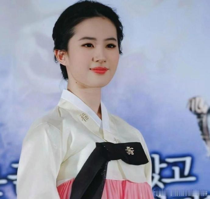 刘亦菲在韩国宣传电影的这一组图，当时还上了韩国热搜，惊艳了很多韩国人 