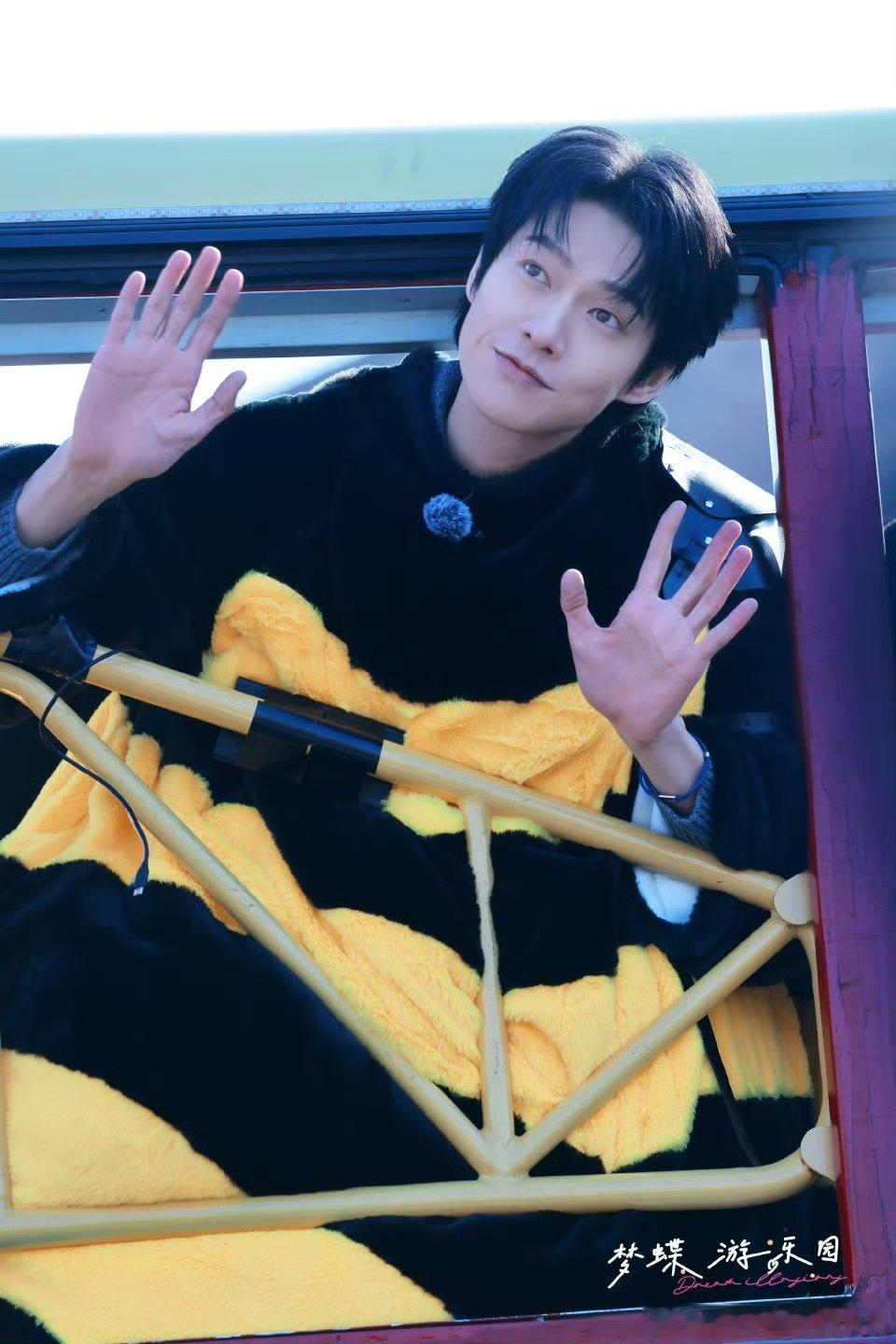 周五晚高疯 宇宙嗡嗡嗡. 太有感染力了，跟着一起笑一起嗨，感觉所有的疲惫都被治愈