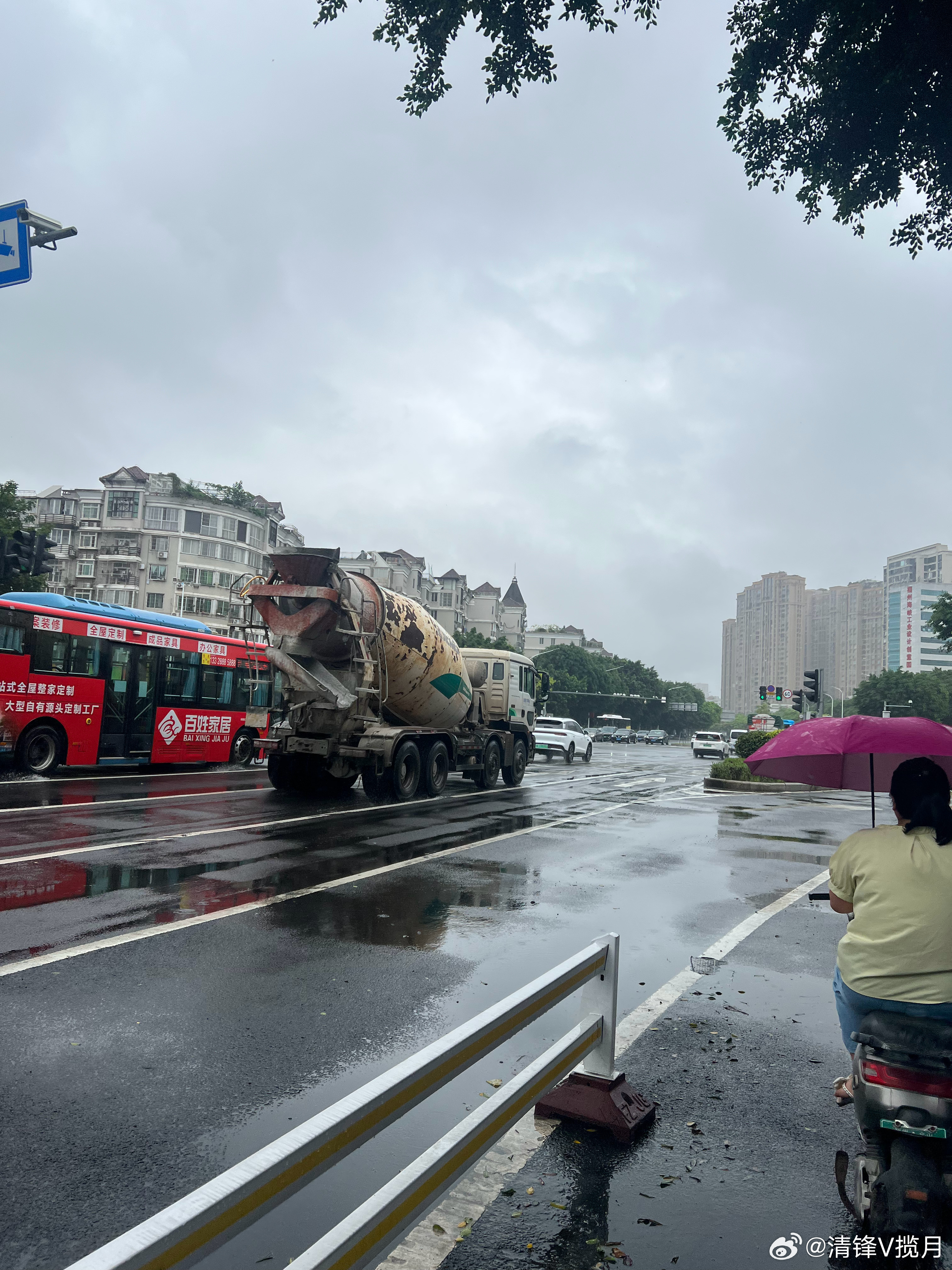 上班途中突然下了小雨，看着雨天路口车来人往，人间烟火，心情有一种别样的感觉！日常