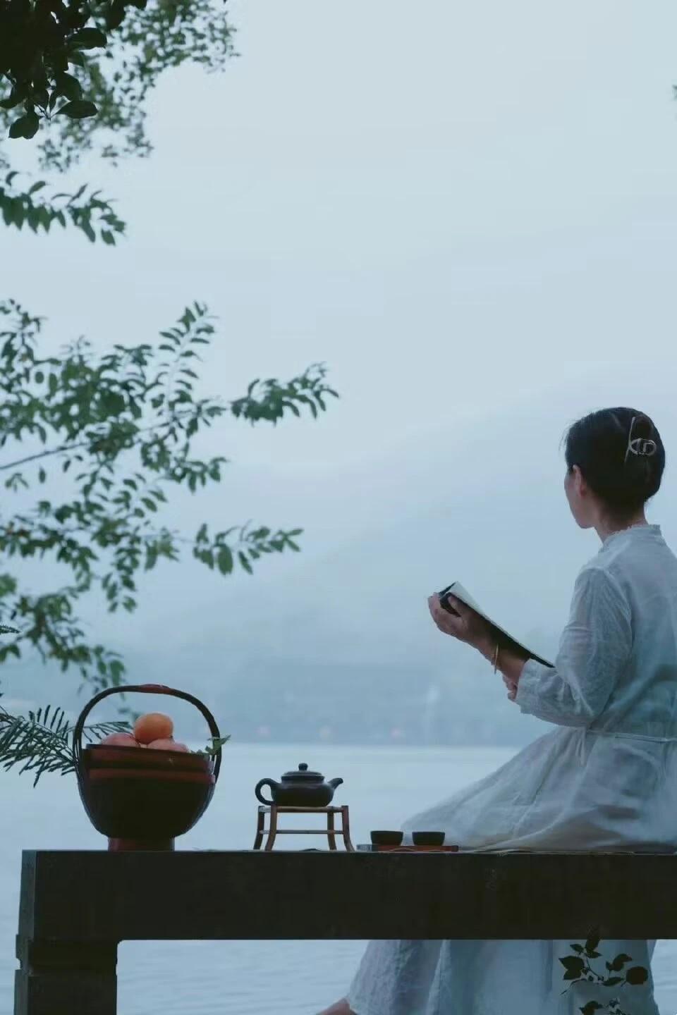 一段很有力量的话：

“人生如戏，真心待你者寥寥。珍惜自我，莫让情绪泛滥，莫为琐