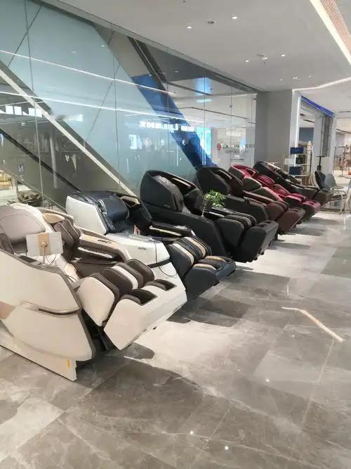 当你不小心坐了商场按摩椅商场里放按摩椅这招真不赖！逛街逛到腿酸，一躺，瞬间回血。