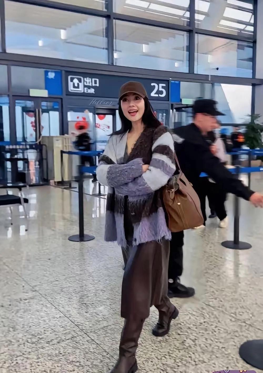 高圆圆机场穿搭｜温柔与帅气的秋冬氛围感✨
 
今日份机场营业的高圆圆，把秋冬松弛