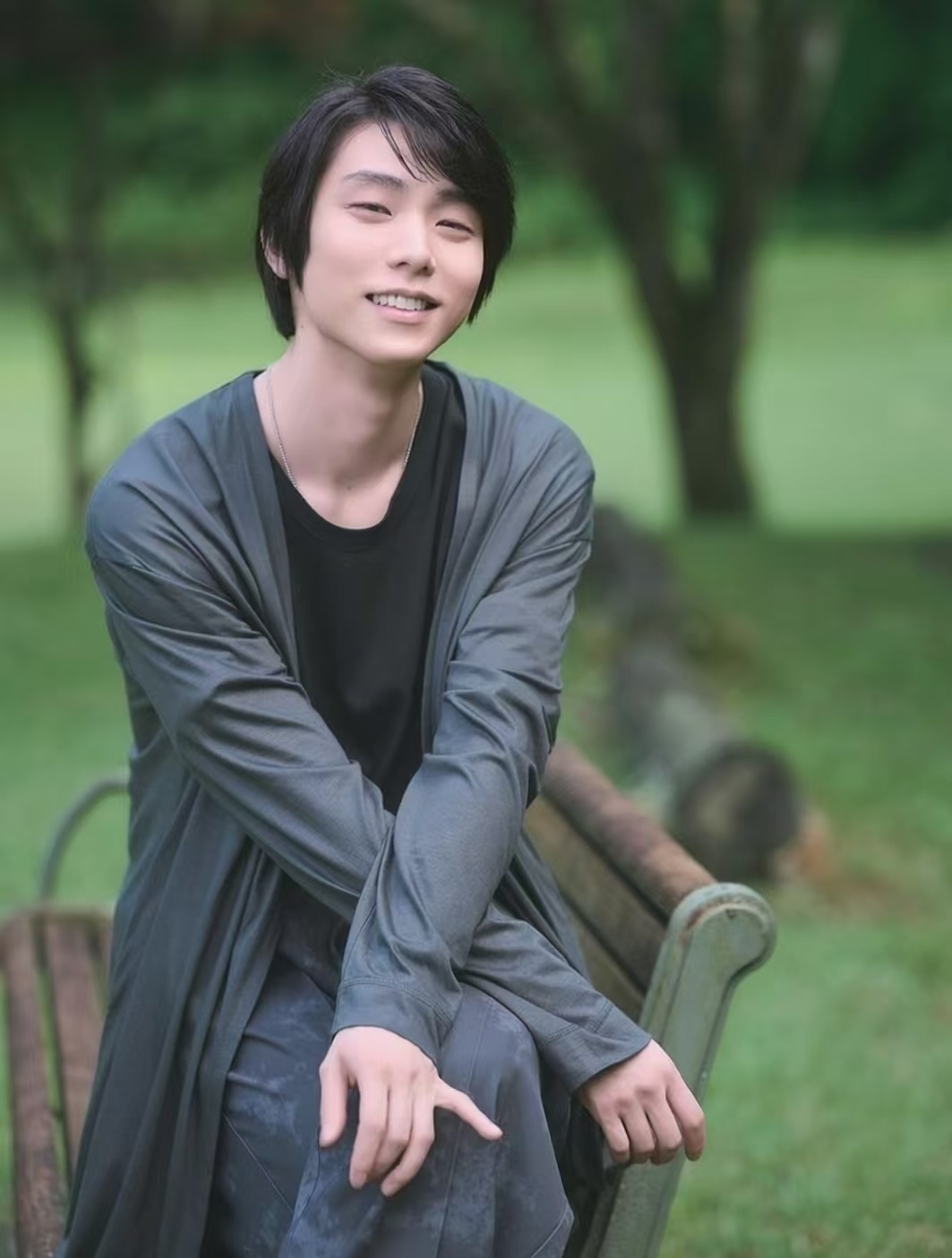羽生结弦[超话]  这是到森林里找噗噗啦吧！！图三好像在召唤什么小动物[偷笑]羽