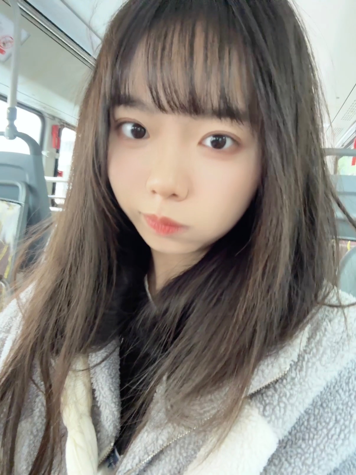 好冷啊 看到满地的落叶才想起今年还没拍过秋天的照片 怎么就降温了