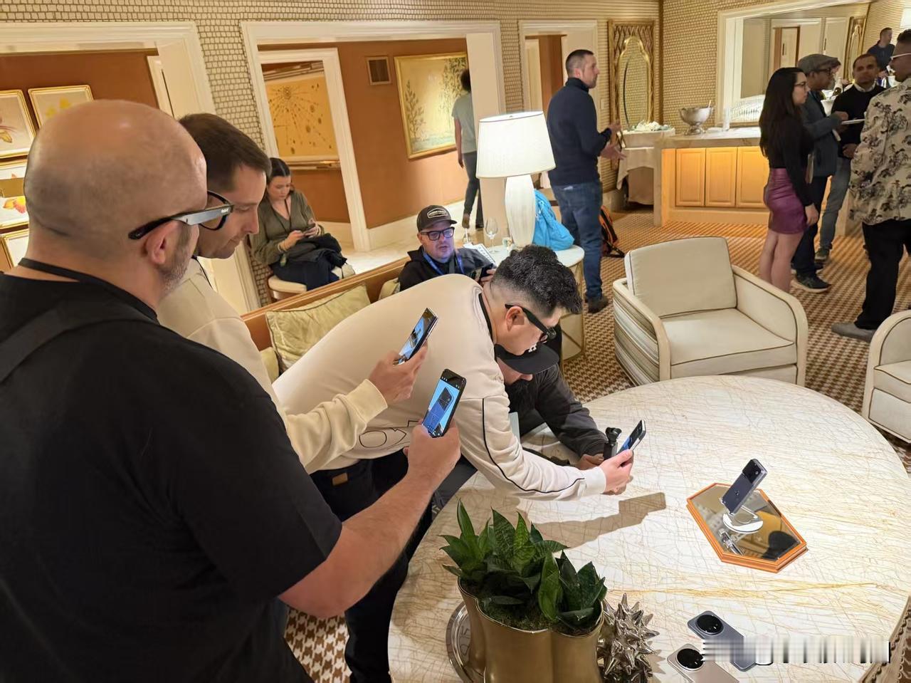 荣耀在CES上放了记狠招，做出一台会自己动的手机！这台ROBOT PHONE后背