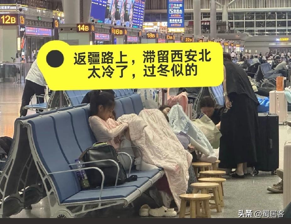 今年 进入八月以来，多地地区已经持续大暴雨天气，导致多次列车暂时停运，多名旅客滞