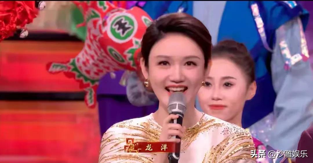 马年元宵主持人“听劝”上分！龙洋换眼妆，凡舒回应披发，小撒这波玩梗绝了

马年春