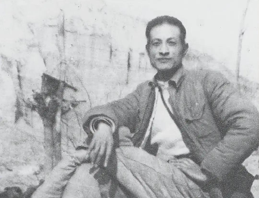 我军缴获电台后不会用，一国军俘虏效力，25年后成我军开国中将。
 
1930年冬