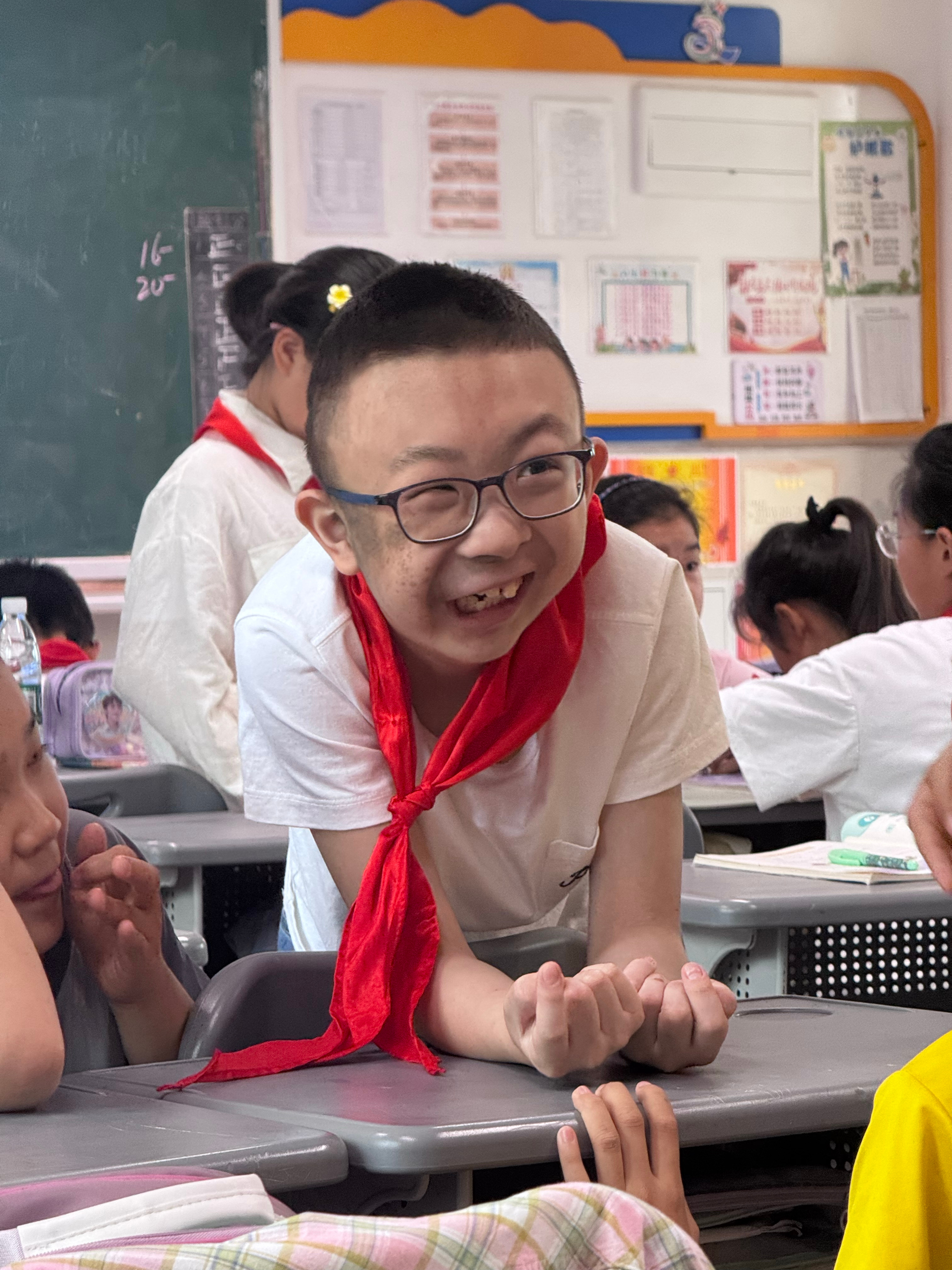 武汉这周六年级已经开始放假了，五年级还剩两周放假，今天整层楼只剩下满满他们一个班