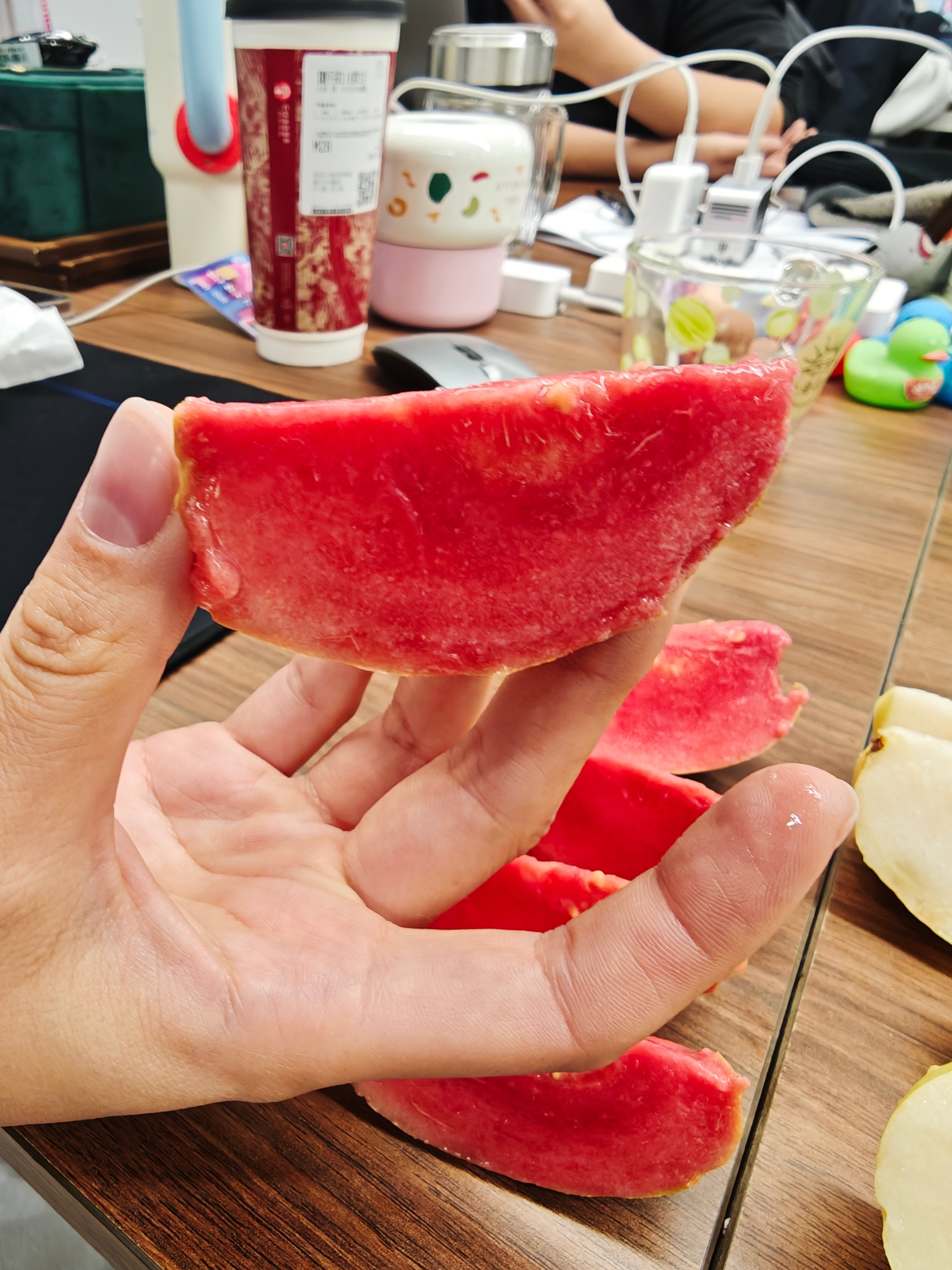 难得上个班妹妹请我吃芭乐，也叫番石榴内蒙人头一次吃，味道有点像百香果+香蕉白色又