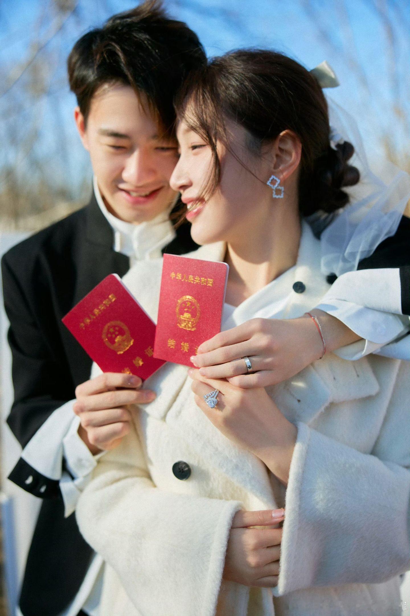 王昶钱天一领结婚证 王昶钱天一领证，虽然之前就知道他们两个在一起，但是看到正主发