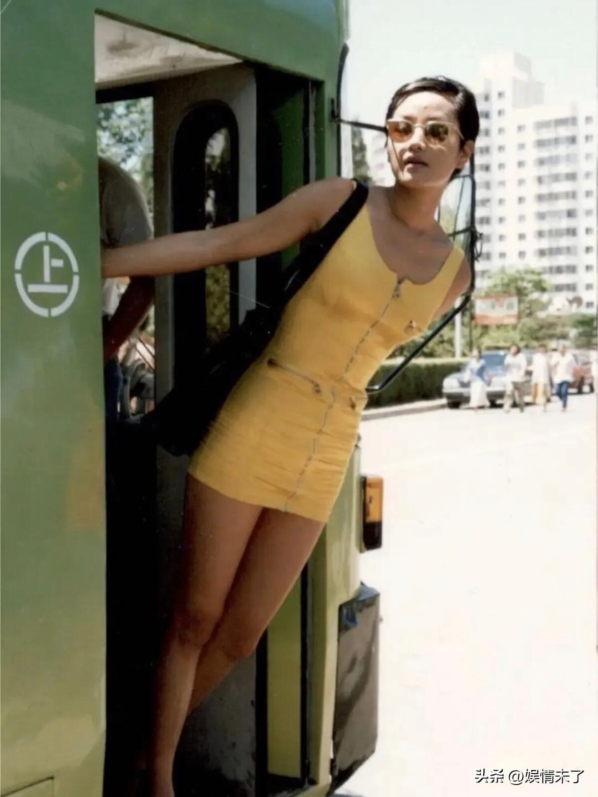 作为初代超模，瞿颖这张脸真的太有说服力了，骨相利落、气质大气，瘦得恰到好处，完全